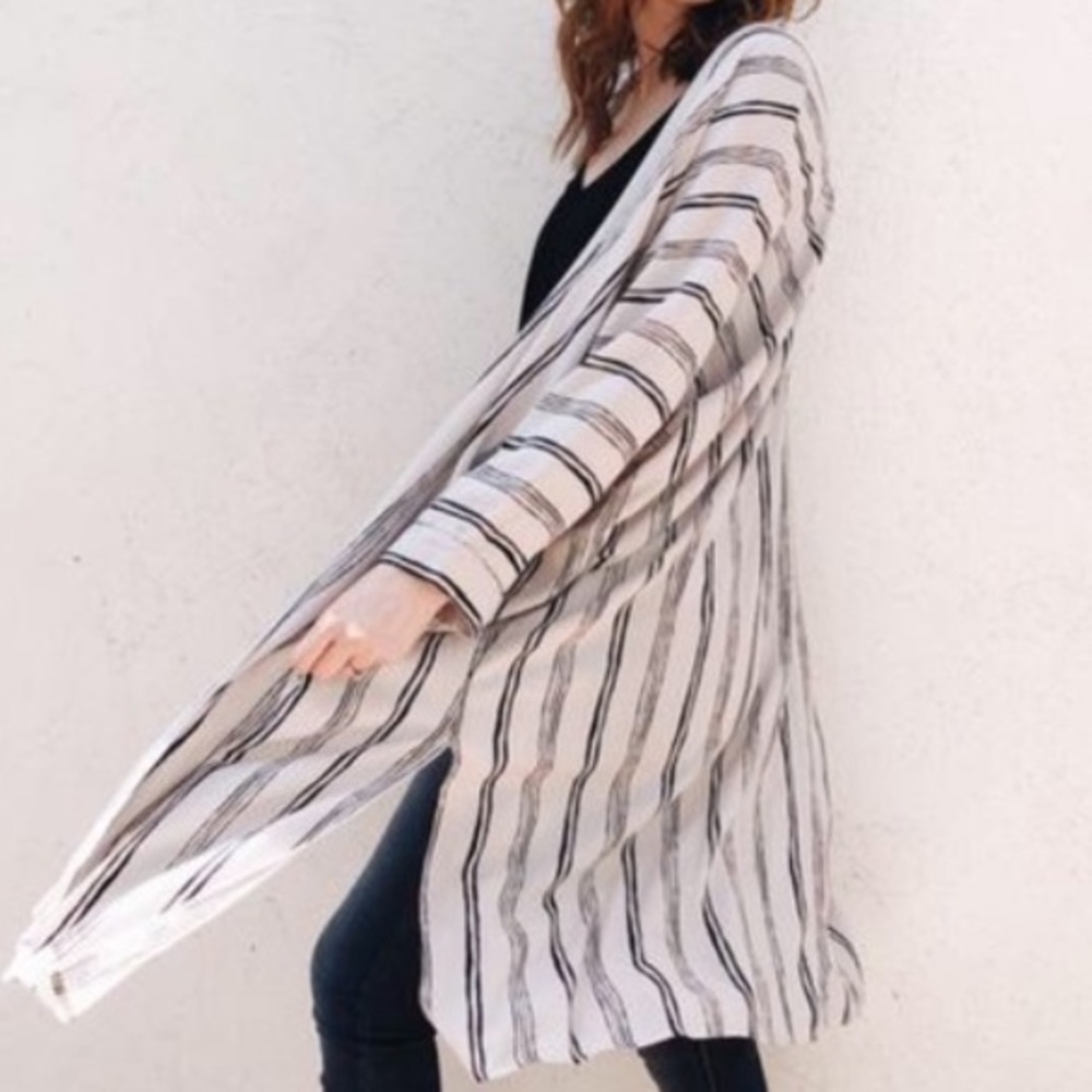 Carly Jean Los Angeles Kimono